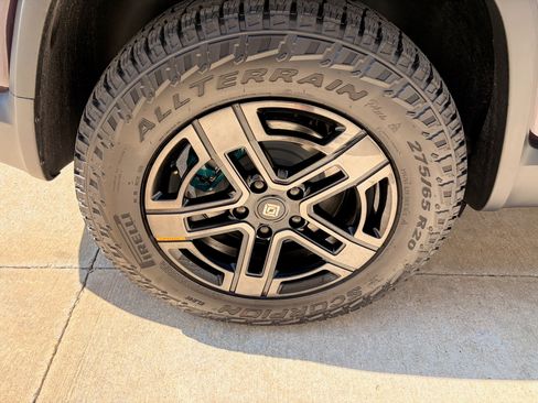 Used 2026 Rivian R1S Premium image 30