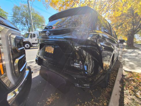 Used 2021 Toyota Sienna XSE image 6