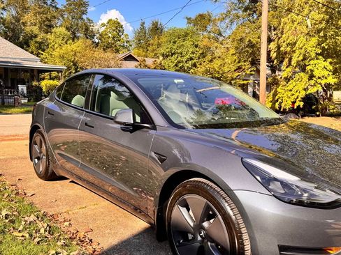 Used 2023 Tesla Model 3 Standard Range image 4