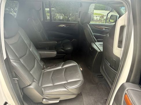 Used 2018 Cadillac Escalade ESV Luxury RWD image 23