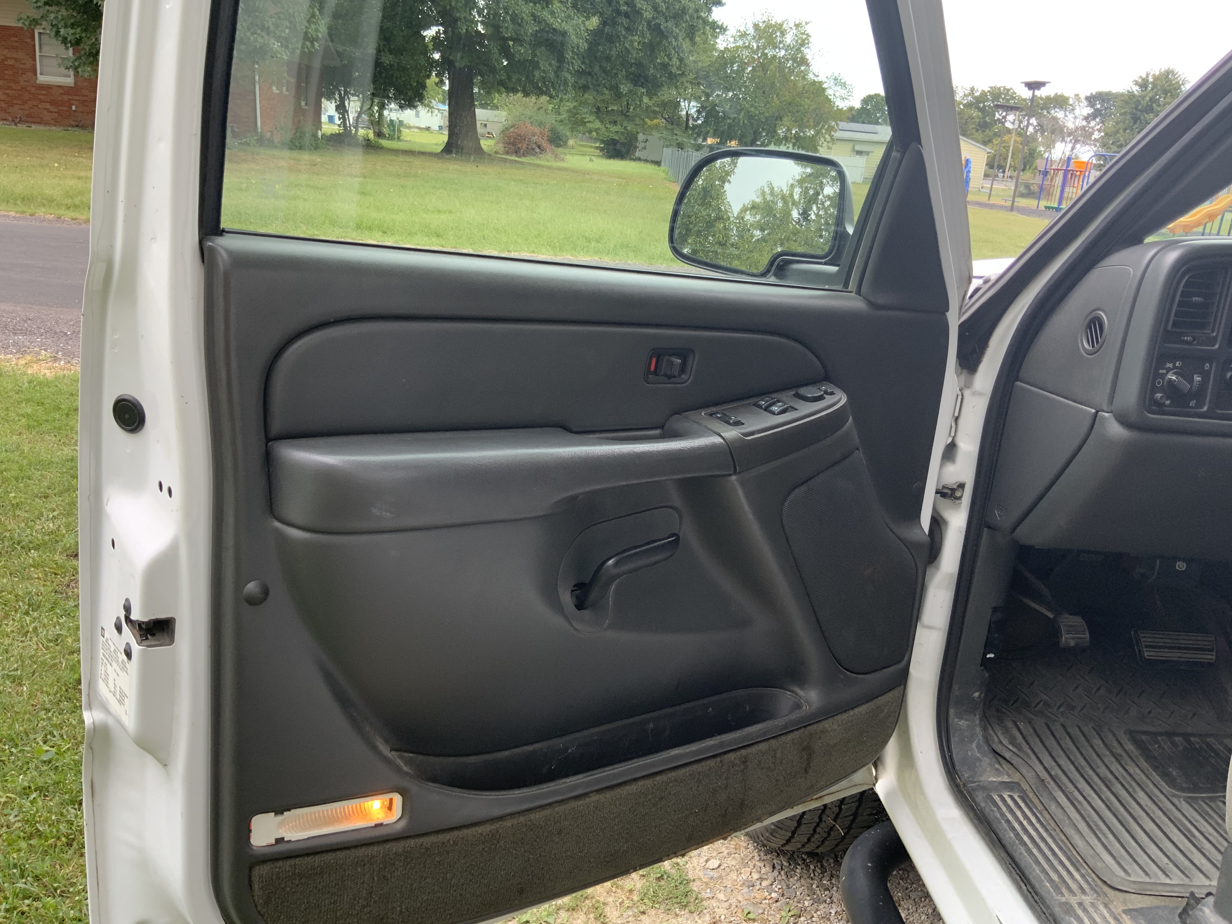 Used 2005 Chevrolet Silverado 2500 LS RWD image 4