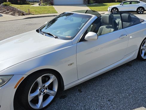Used 2013 BMW 335i Convertible image 4