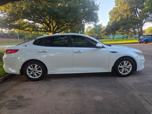 Used 2018 Kia Optima LX w/ Convenience Package FWD image 2