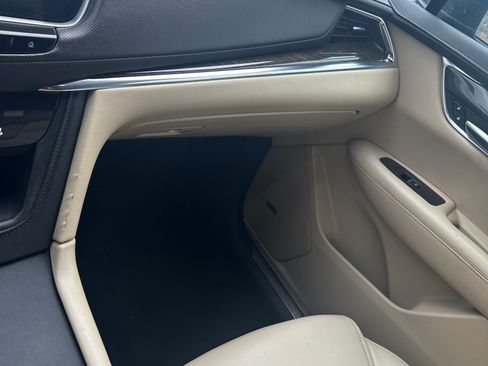 Used 2017 Cadillac XT5 FWD image 12