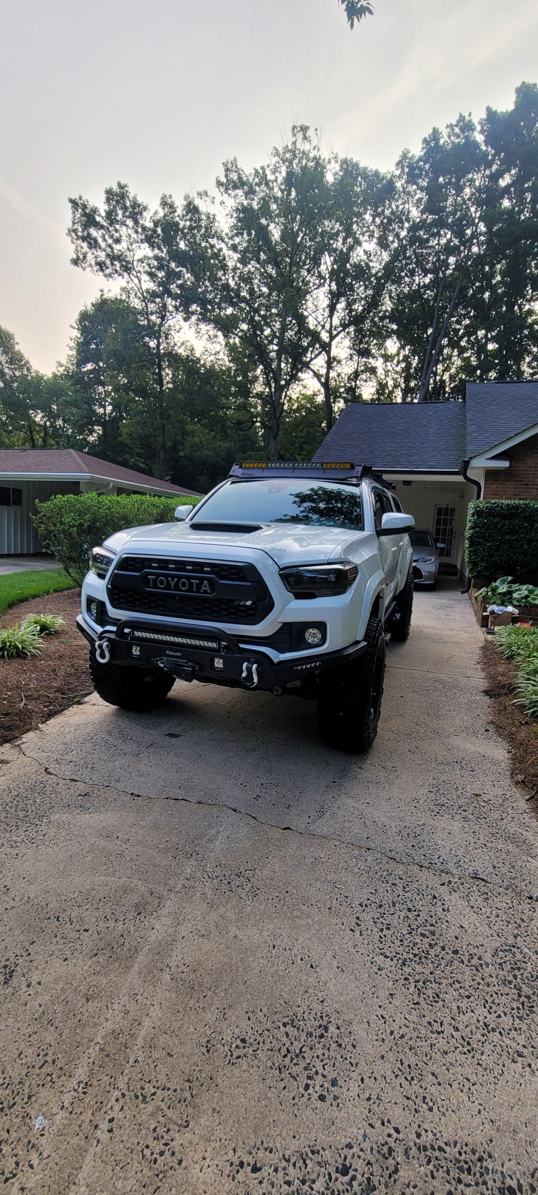 Used 2018 Toyota Tacoma TRD Sport AWD/4WD image 2