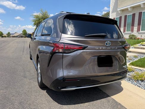Used 2021 Toyota Sienna Platinum AWD/4WD image 30
