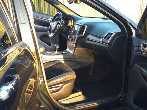 Used 2014 Jeep Grand Cherokee Limited w/ Luxury Group II image 19