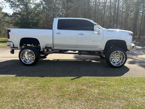 Used 2021 Chevrolet Silverado 2500 High Country w/ Z71 Off-Road Package image 2