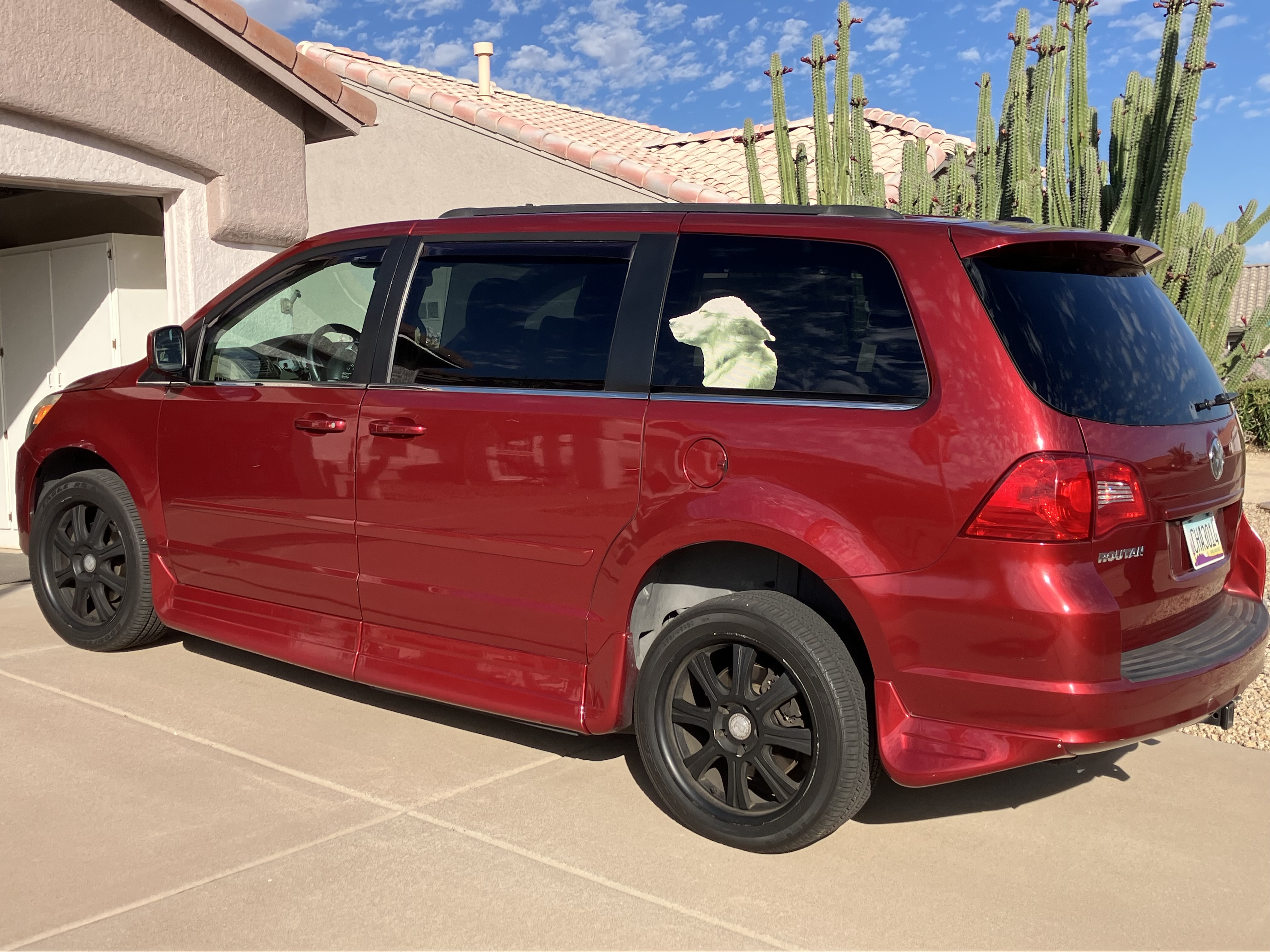 Used 2012 Volkswagen Routan SE FWD image 1
