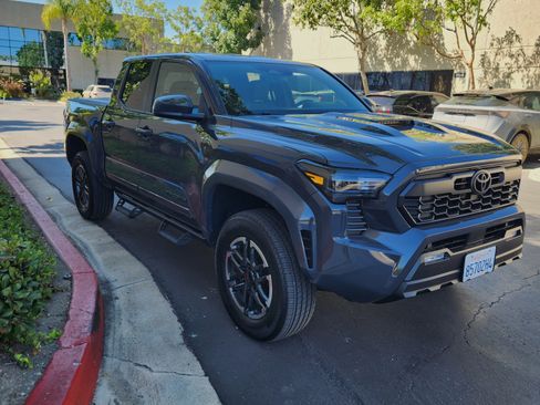 Used 2025 Toyota Tacoma TRD Sport AWD/4WD image 4