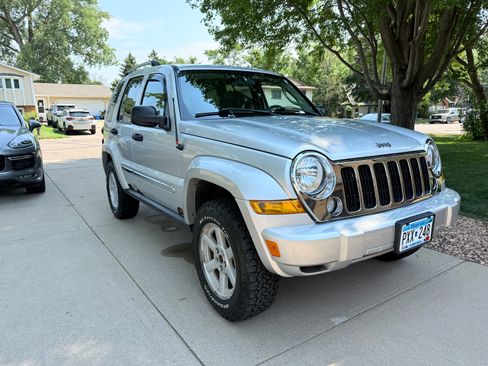 Used 2005 Jeep Liberty Limited AWD/4WD image 2