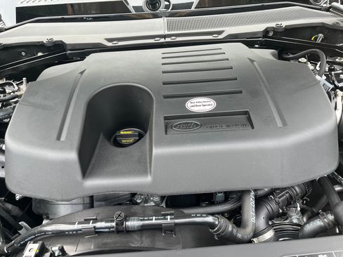 Used 2024 Land Rover Defender 90 X-Dynamic SE image 8