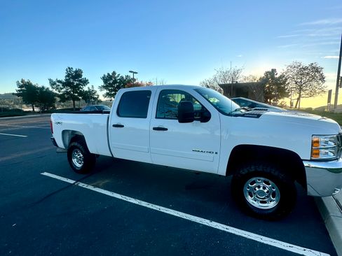 Used 2007 Chevrolet Silverado 2500 LT w/ 1LT Convenience Package AWD/4WD image 2