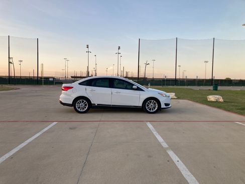 Used 2015 Ford Focus SE FWD image 5