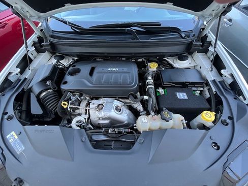 Used 2019 Jeep Cherokee Limited w/ Technology Group FWD image 16