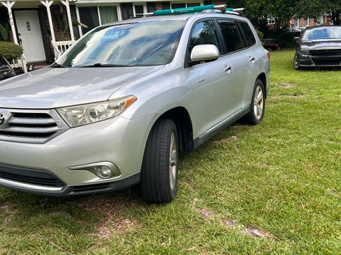 Used 2013 Toyota Highlander Limited image 1