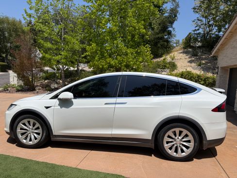 Used 2018 Tesla Model X 75D AWD/4WD image 5