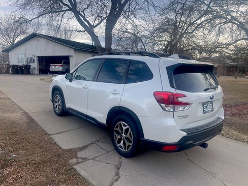 Used 2020 Subaru Forester Premium image 6