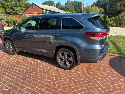 Used 2017 Toyota Highlander Limited Platinum AWD/4WD image 4