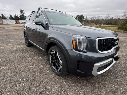 Used 2024 Kia Telluride EX w/ EX Captain's Chair Package image 4