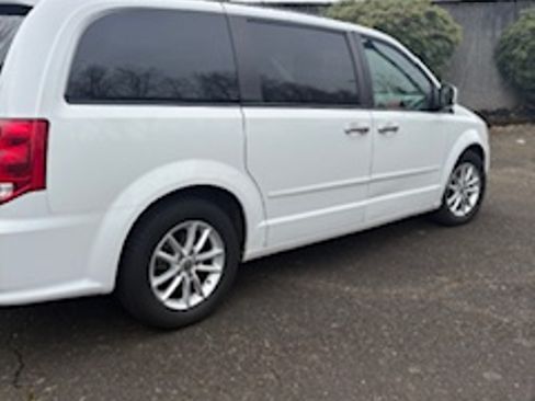 Used 2014 Dodge Grand Caravan SXT image 2