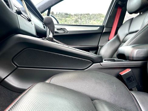 Used 2017 Porsche Macan Turbo image 11