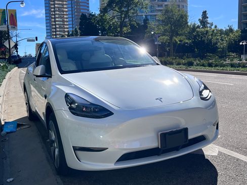 Used 2022 Tesla Model Y Long Range image 18