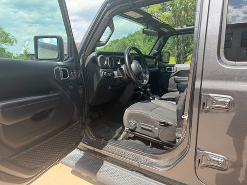 Used 2018 Jeep Wrangler Unlimited Sport S AWD/4WD image 13