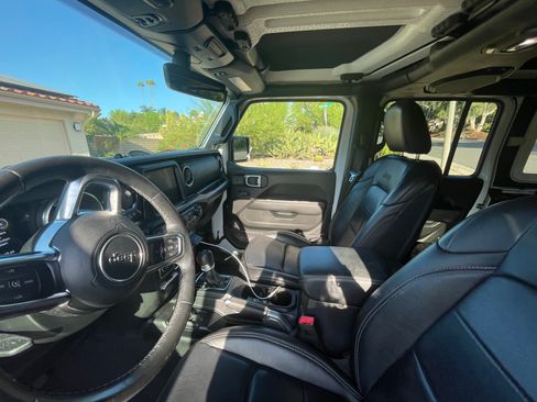Used 2018 Jeep Wrangler Unlimited Sahara w/ Quick Order Package 24M Moab AWD/4WD image 11