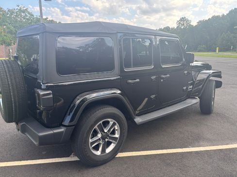 Used 2018 Jeep Wrangler Unlimited Sahara w/ Dual Top Group AWD/4WD image 17