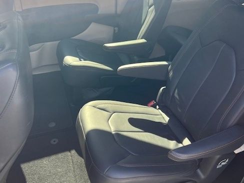 Used 2019 Chrysler Pacifica Touring-L image 12