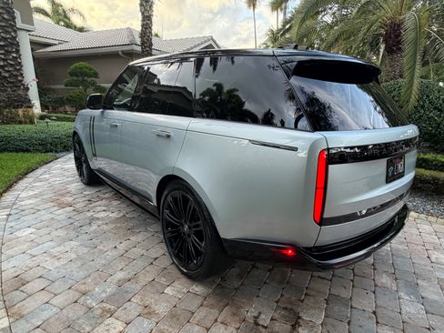 Used 2024 Land Rover Range Rover SE image 9