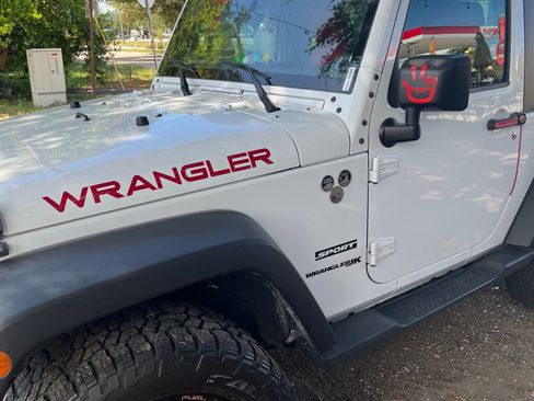 Used 2018 Jeep Wrangler Sport w/ Connectivity Group image 10
