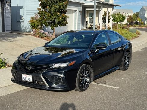 Used 2022 Toyota Camry SE w/ Convenience Package FWD image 1