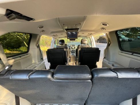 Used 2015 Chrysler Town & Country Limited Platinum FWD image 26