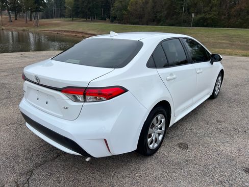 Used 2020 Toyota Corolla LE image 2