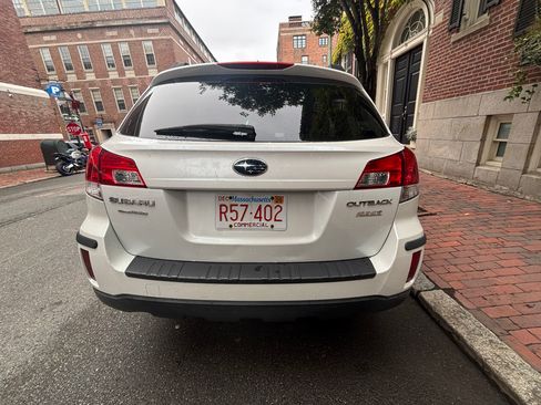 Used 2012 Subaru Outback 2.5i Limited image 2