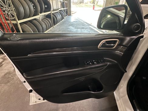 Used 2017 Jeep Grand Cherokee Overland image 11