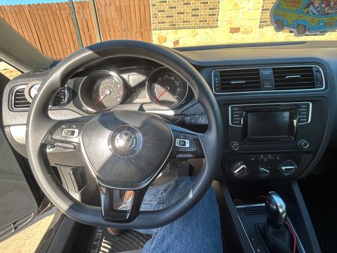 Used 2017 Volkswagen Jetta S image 9