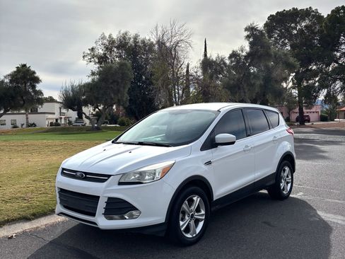 Used 2015 Ford Escape SE image 1