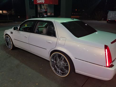 Used 2006 Cadillac DTS w/ Trunk Convenience Package image 2