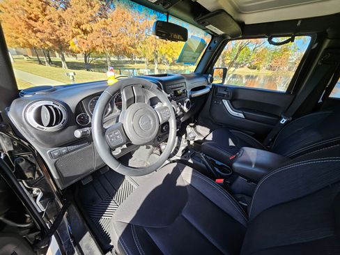 Used 2015 Jeep Wrangler Unlimited Rubicon w/ Connectivity Group image 6