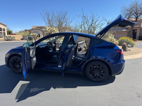 Used 2021 Tesla Model Y Long Range image 8