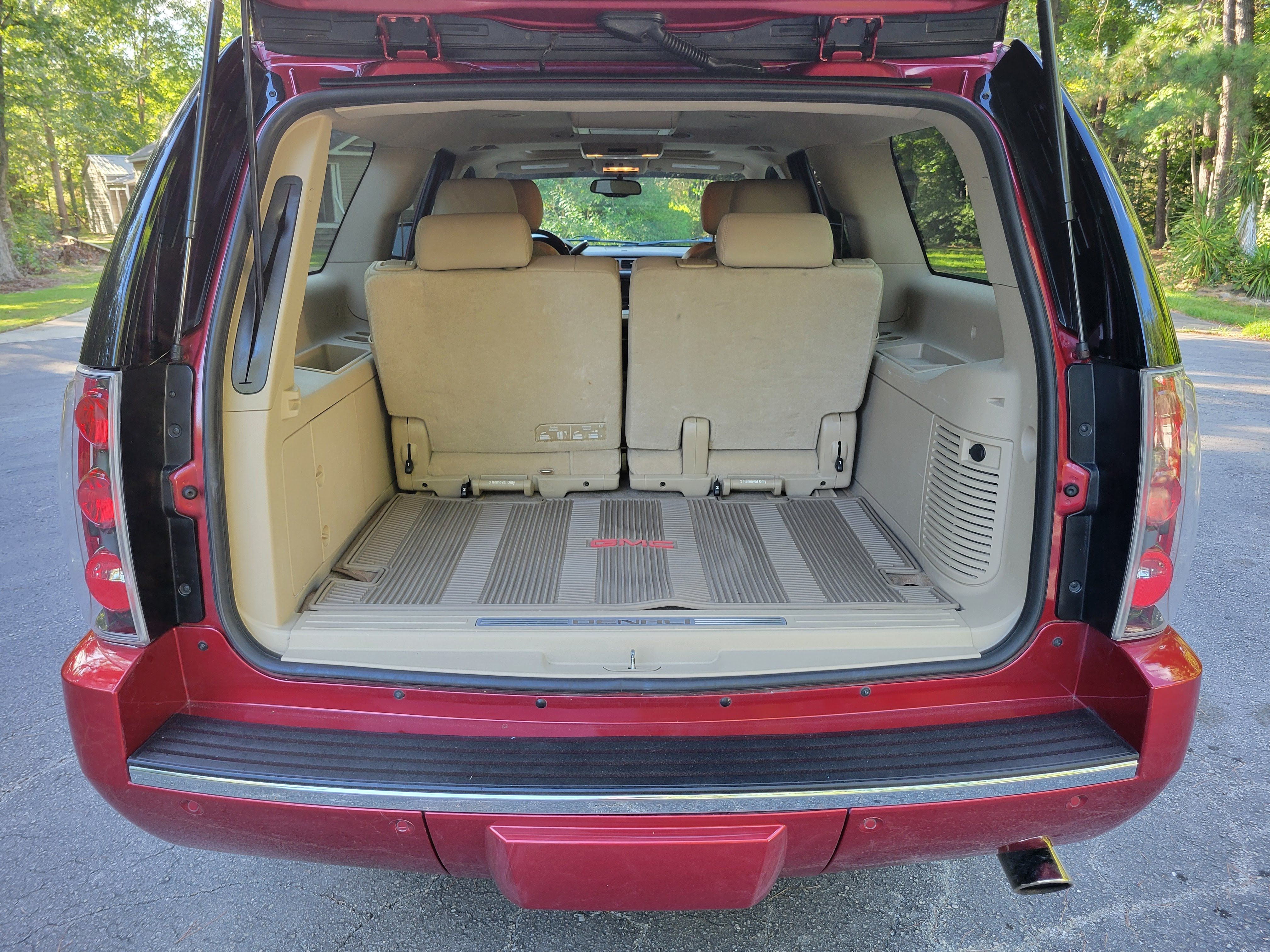 Used 2012 GMC Yukon XL Denali RWD image 29