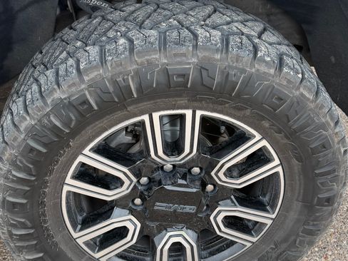 Used 2020 GMC Sierra 2500 AT4 w/ AT4 Premium Package AWD/4WD image 9
