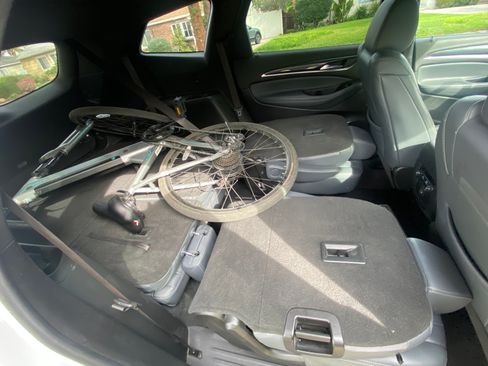 Used 2022 Buick Enclave Essence image 12