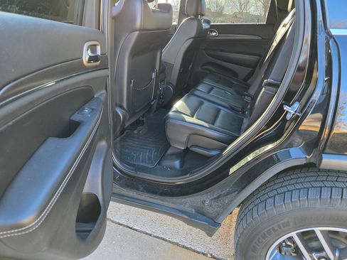 Used 2017 Jeep Grand Cherokee Limited w/ Luxury Group II image 2