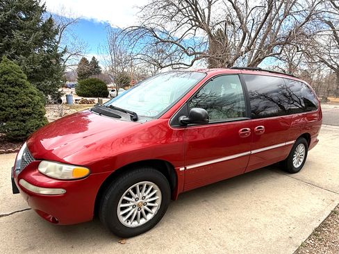 Used 2000 Chrysler Town & Country LXi image 2