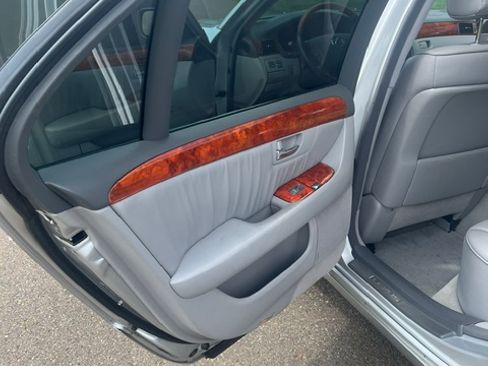 Used 2005 Lexus LS 430 w/ Premium Pkg RWD image 19