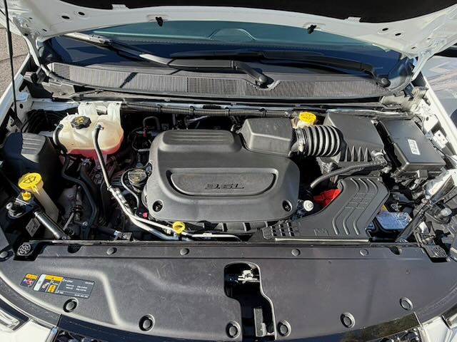 Used 2024 Chrysler Pacifica Limited w/ Trailer Tow Group FWD image 9